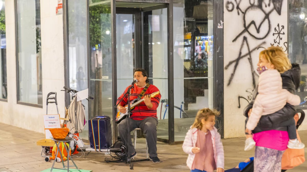 D James és un músic que toca al carrer i que és mediador voluntari entre el sector i els veïns.