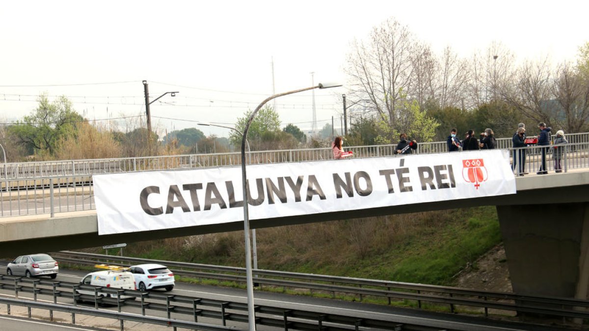 Protesta de ANC y Òmnium con una pancarta contra Felipe VI, al Ap-7 a la altura de Martorell.