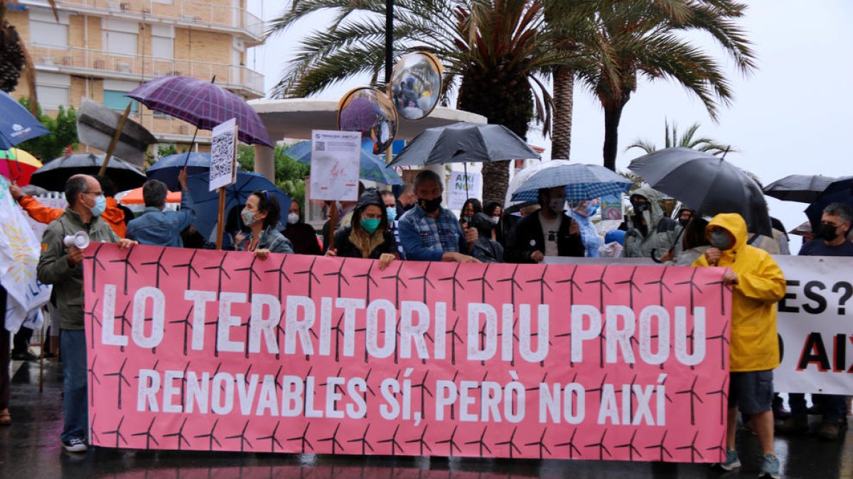 La capçalera i els manifestants que han participat en la protesta per exigir un nou model energètic a l'Ametlla de Mar