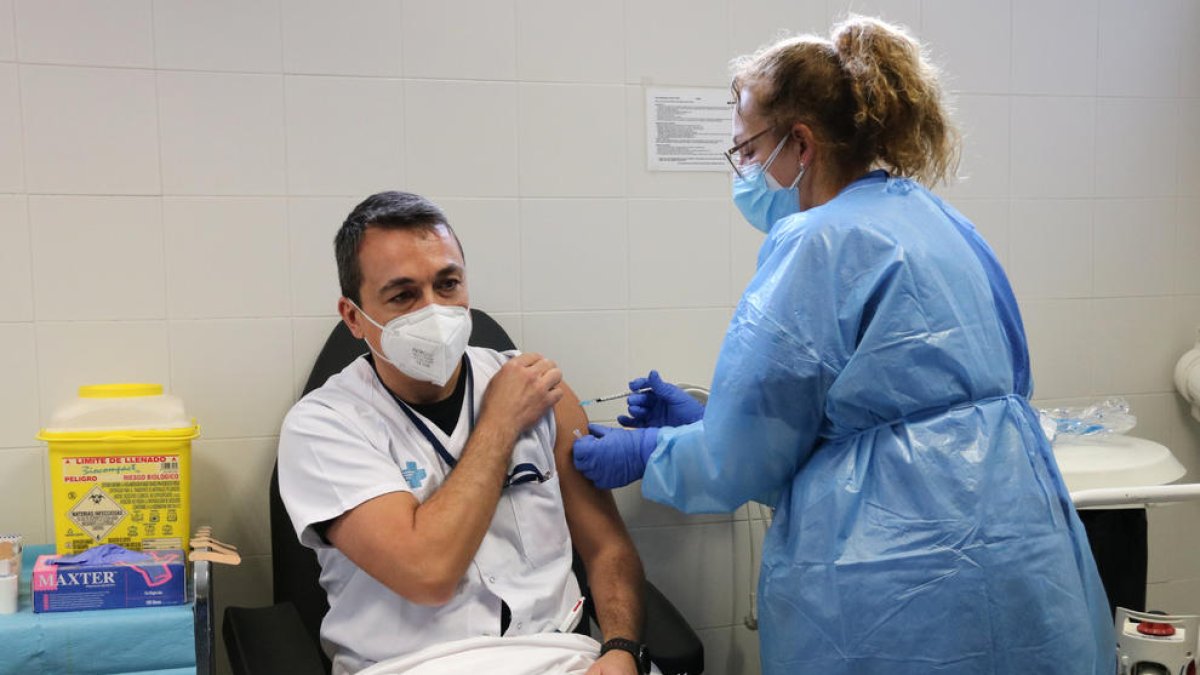 Un sanitari treballador a Brians 2 rebent la vacuna contra la covid-19.