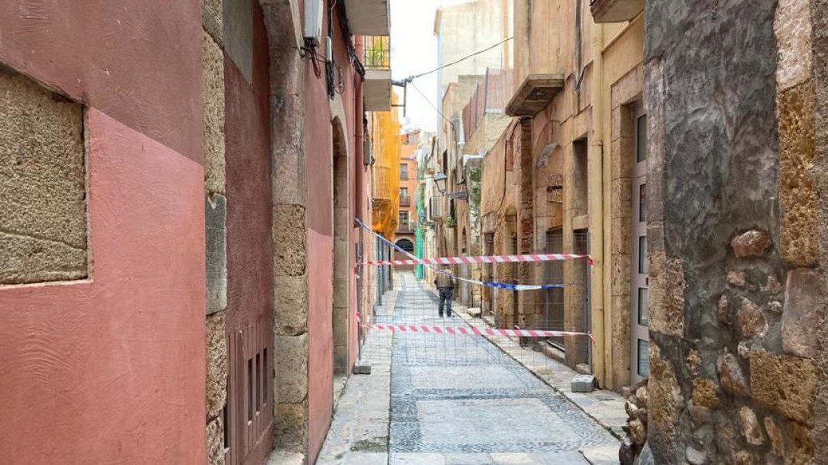 La calle Civaderia se encuentra cortada debido a las obras de derribo.