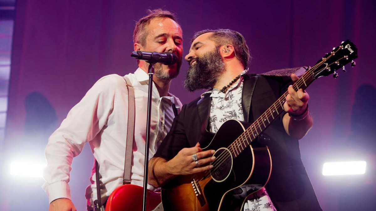 El cantant dels Love of Lesbian Santi Balmes acompanyat pel guitarrista Julián Saldarriaga.