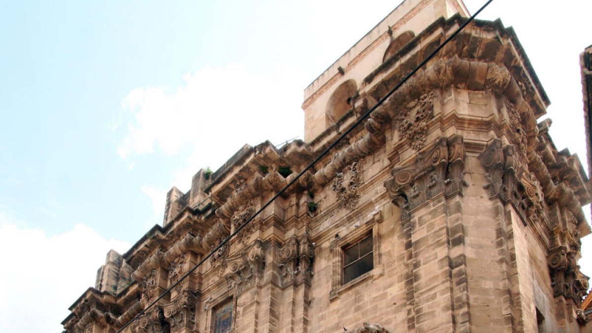 Plano general contra-picado de la fachada de la catedral de Tortosa desde la vertiente sur.