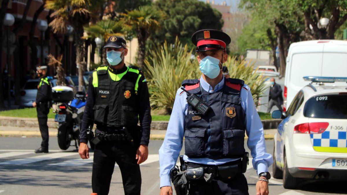 Dos agents de Mossos i Guàrdia Urbana de Tarragona al barri de la Granja en el marc del nou pla integral de seguretat.