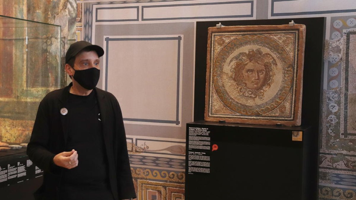 El artista Jordi Abelló, durante la presentación del vídeo al lado del mosaico de Medusa.