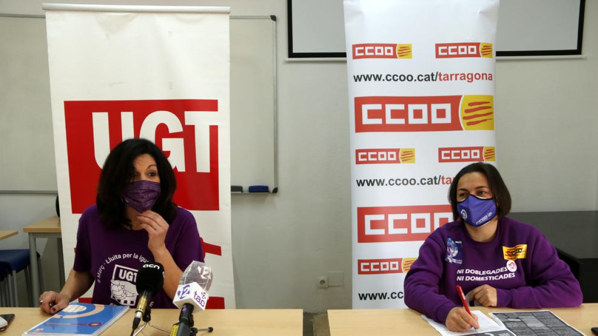 La secretaria d'Igualtat UGT de Tarragona, Mar Vázquez; i la responsable de la secretaria de les Dones de CCOO, Veronica Rubio, en la presentació de les accions del 8-M.