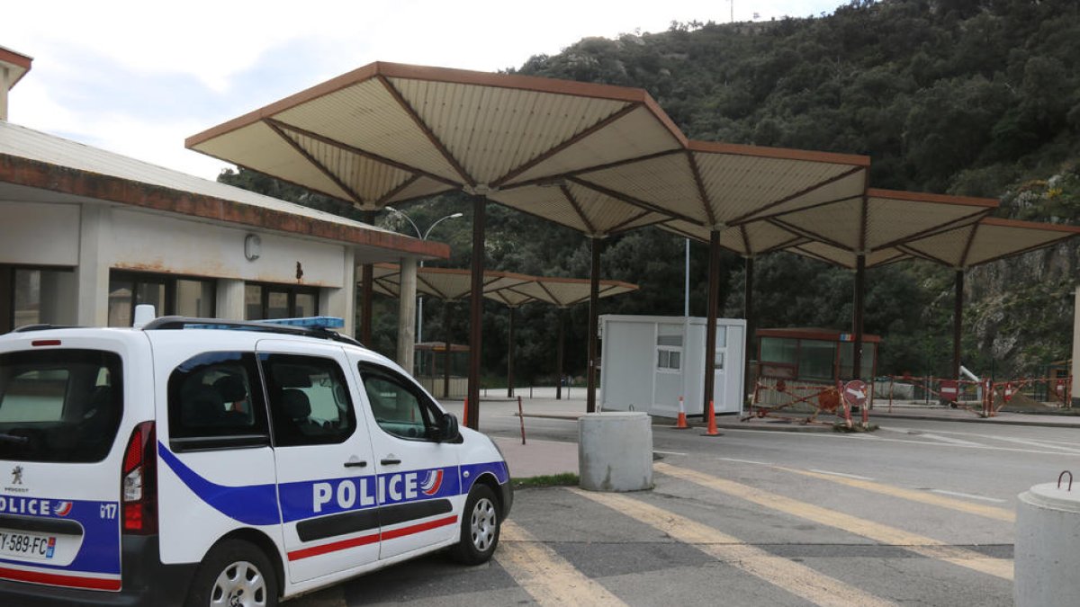 Un coche de la Policía francesa i la frontera al lado.