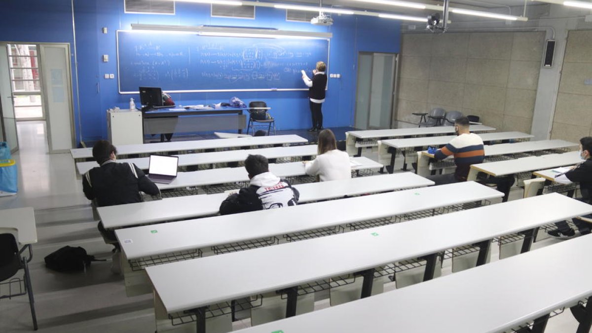 Una de las aulas de la facultad de Economía y Empresa de la URV, con alumnos de primero.