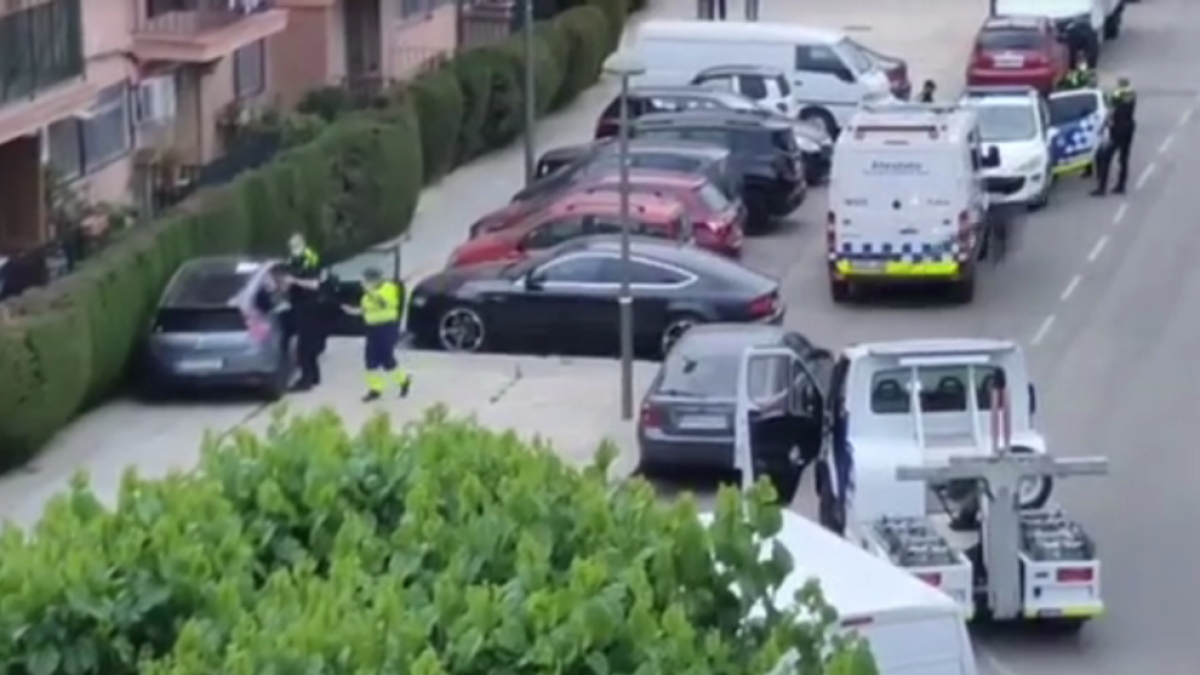 Captura del video de un testigo, cuando la Guardia Urbana identificaba el vehículo sustraído.