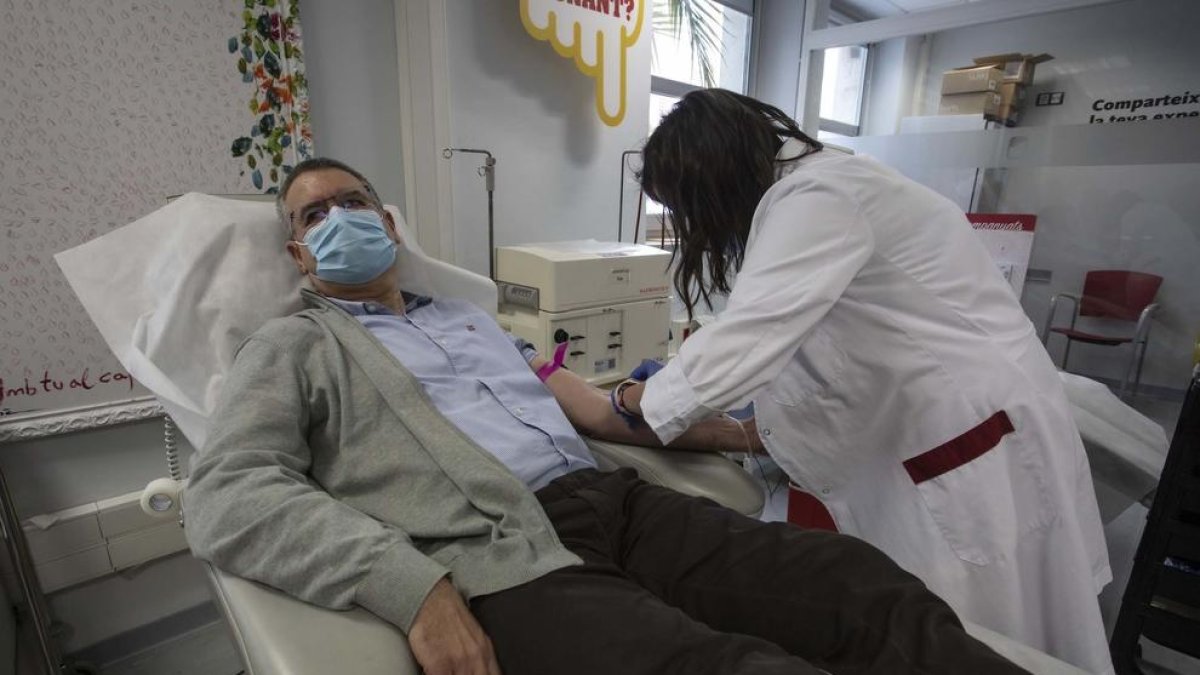 Pau Ricomà durante la donación de sangre en el hospital tarraconense.