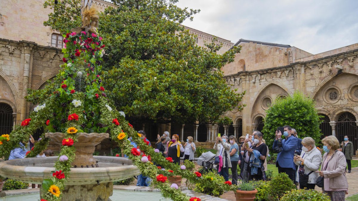 Centenares de personas, entre tarraconenses y visitantes, se acercaron al claustro para presenciar la curiosa tradición del Ou como baila.