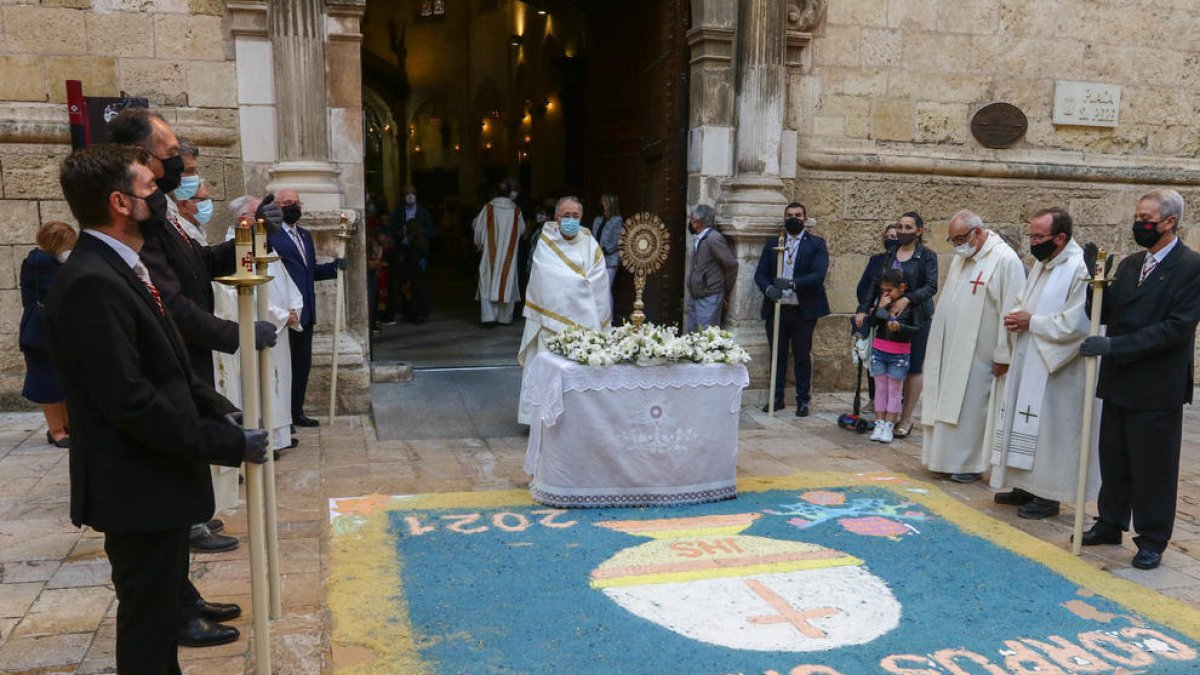 El Santíssim expuesto en el exterior de la Prioral sobre la alfombra de Corpus.