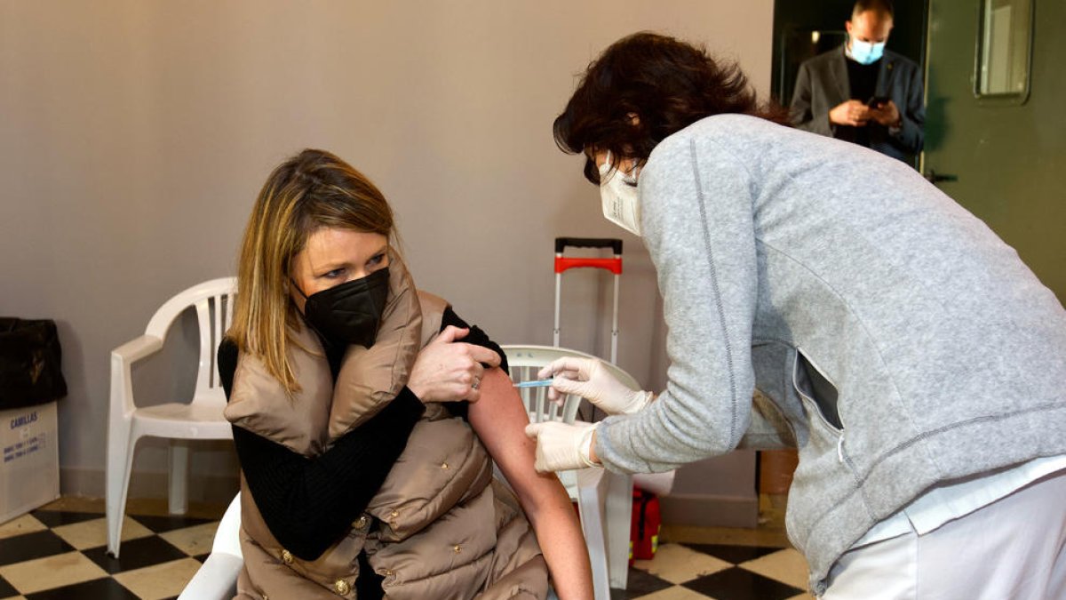 Una professionals farmacèutica rebent una de les primeres vacunes d'AstraZeneca a Roquetes.