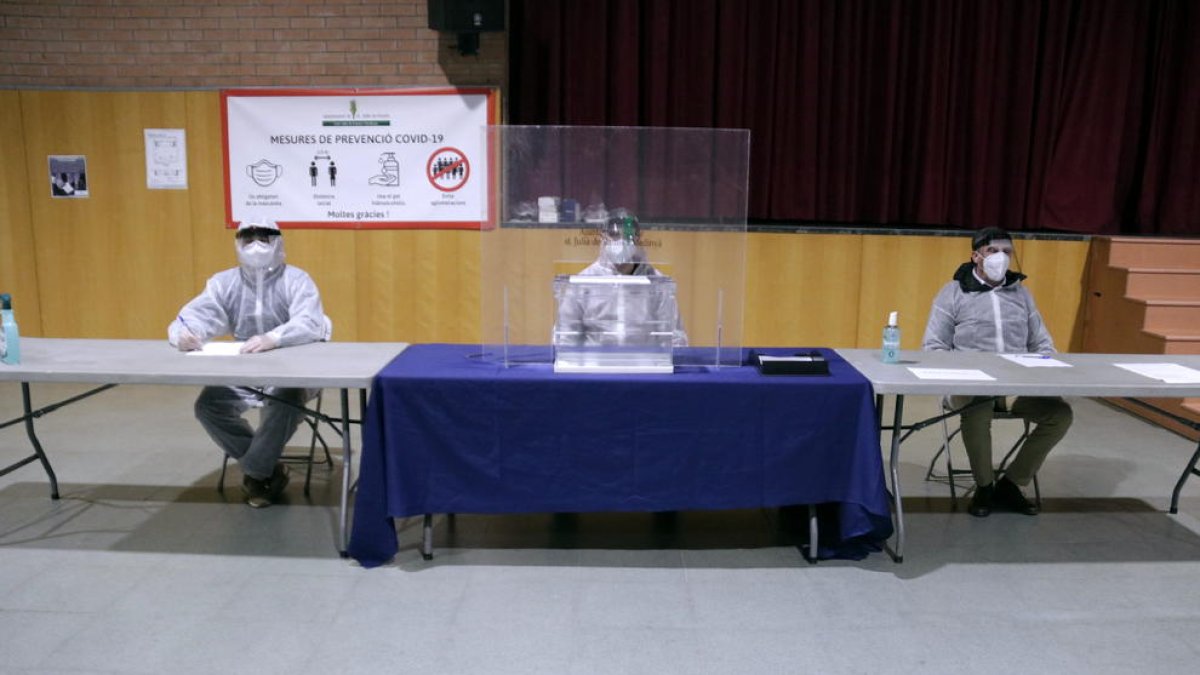 Els membres d'una mesa electoral de Sant Julià de Ramis equipats amb els EPI durant el simulacre.