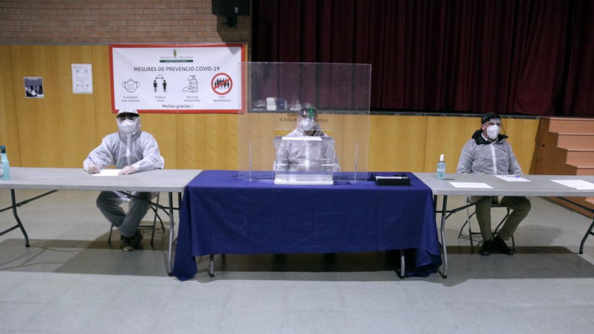 Los miembros de una mesa electoral de Sant Julià de Ramis equipados con los EPI durante el simulacro.