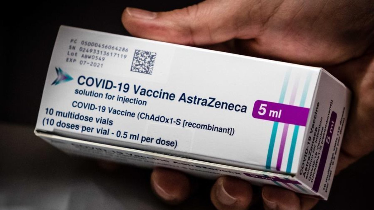Una caja de vacunas de AstraZeneca.