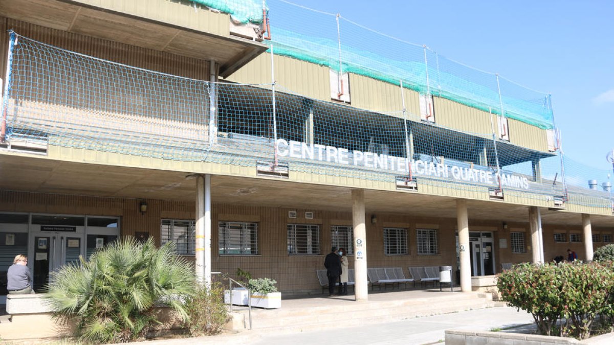 Pla general de l'exterior del centre penitenciari de Quatre Camins.