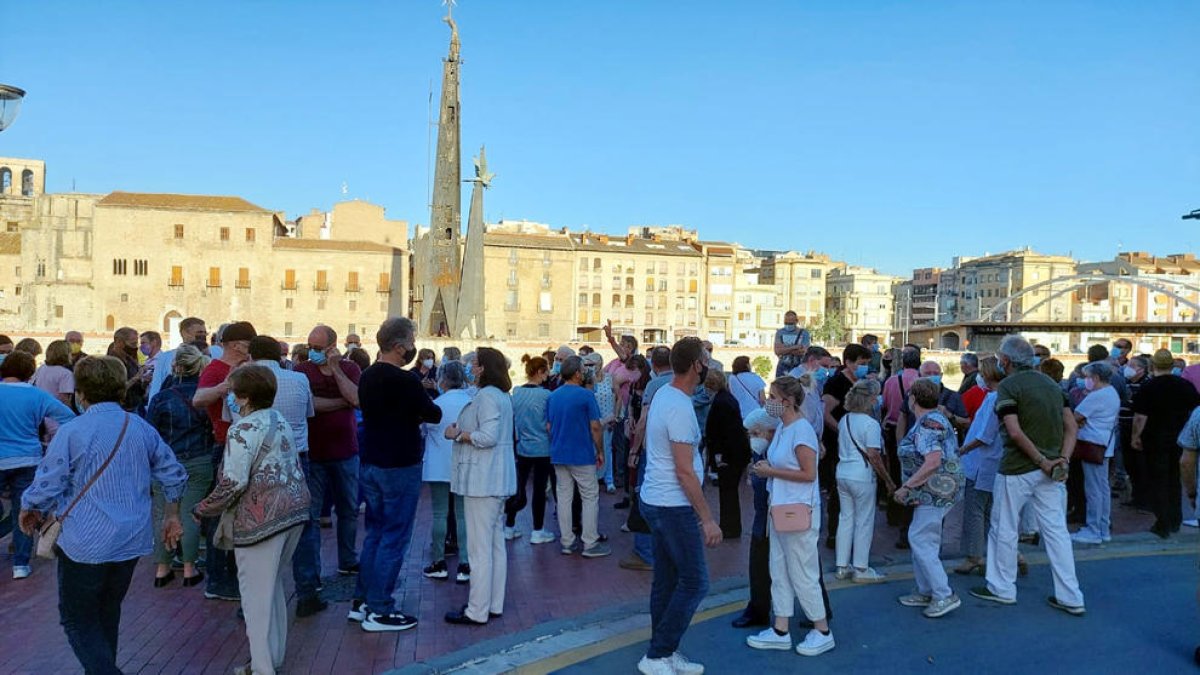 Plano general de la concentración a favor de reinterpretar el monumento franquista de Tortosa.