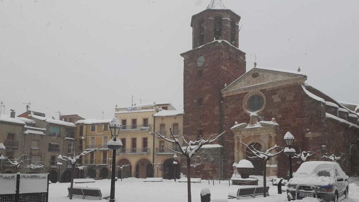 La nevada continua aquest diumenge a Prades, opn hi ha gairebé mig metre de neu a algunes zones.