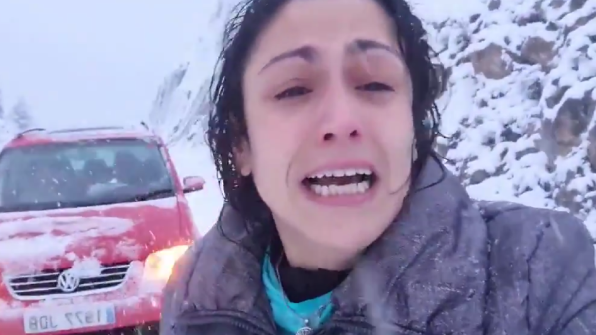 La chica lamentando su situación a Twitter, cuando se quedó atrapada en la nieve.