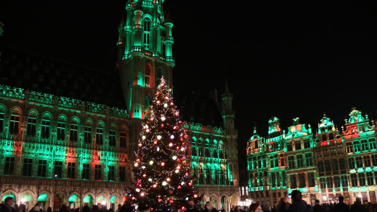 La Grand Place de Brussel·les il·luminada i amb l'arbre de Nadal