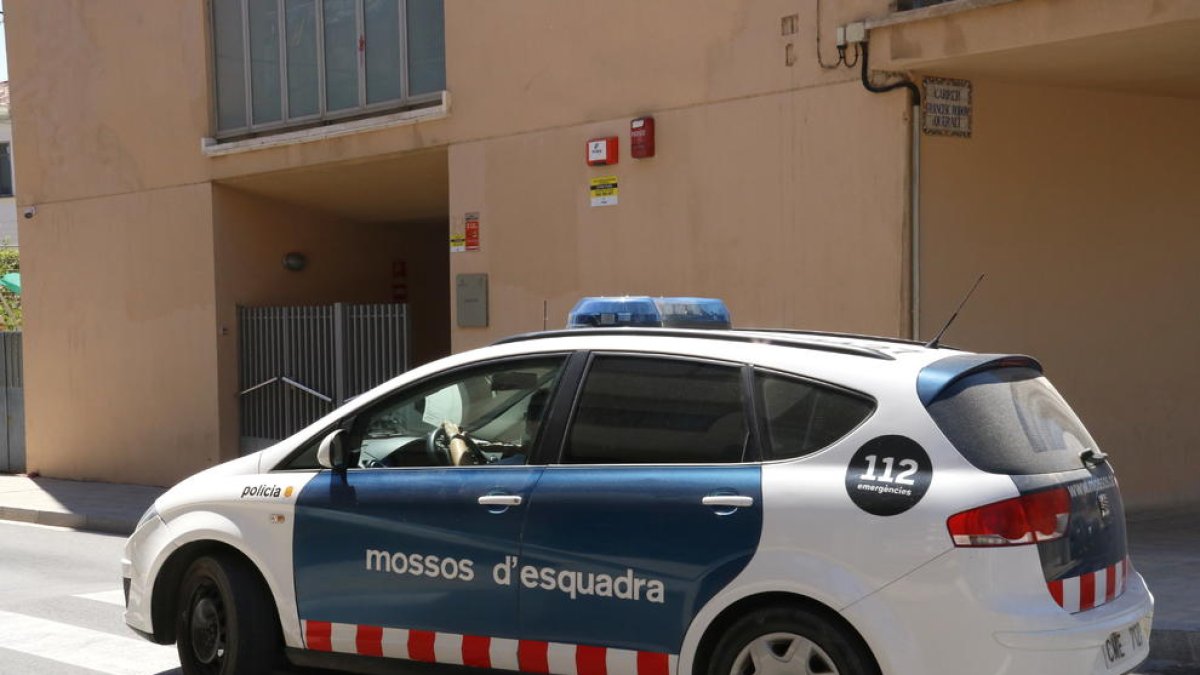 El vehicle dels Mossos d'Esquadra que trasllada l'acusat després de sortir del jutjat d'instrucció número 2 de Valls.