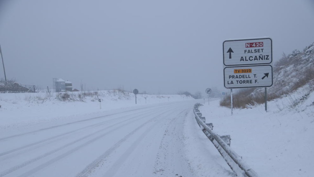 La carretera de acceso a Falset completamente nevada.