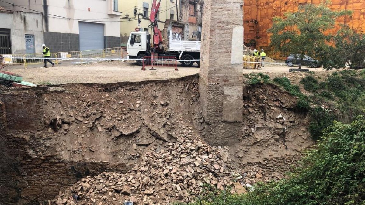 Imatge de la base de la xemeneia després del despreniment de terres.