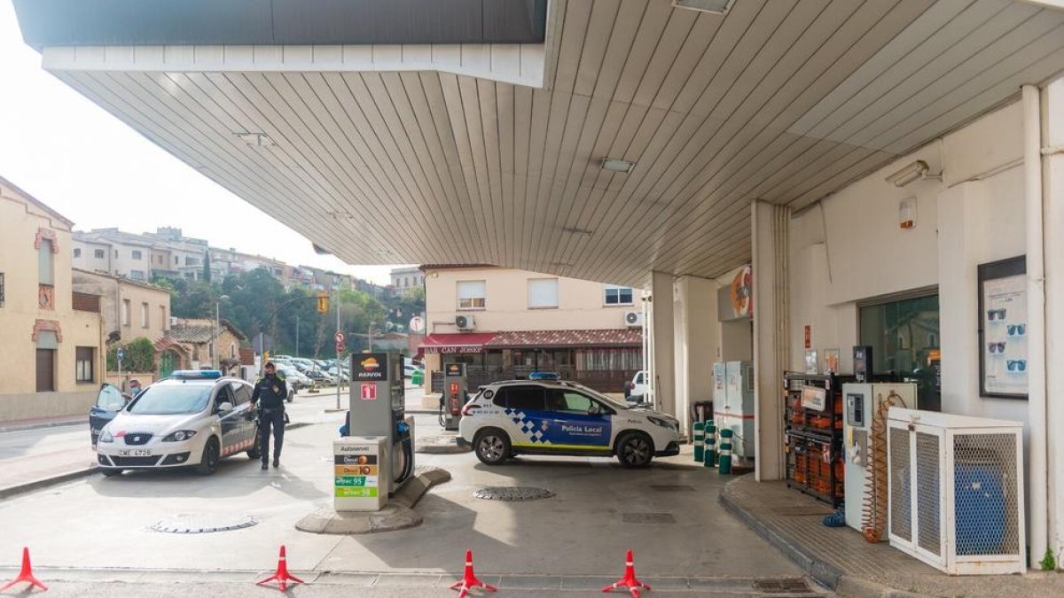 Els agents dels Mossos d'Esquadra i la Policia Local a la gasolinera afectada.