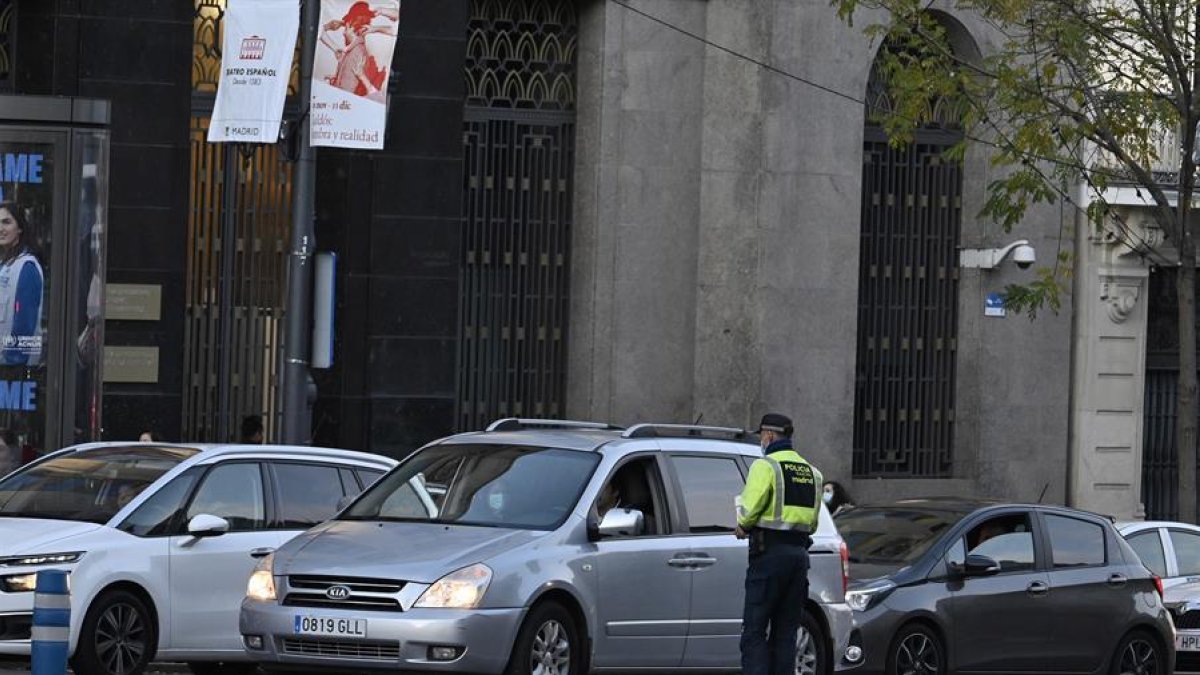 La Policia Municipal de Madrid, fent un control a cotxes.