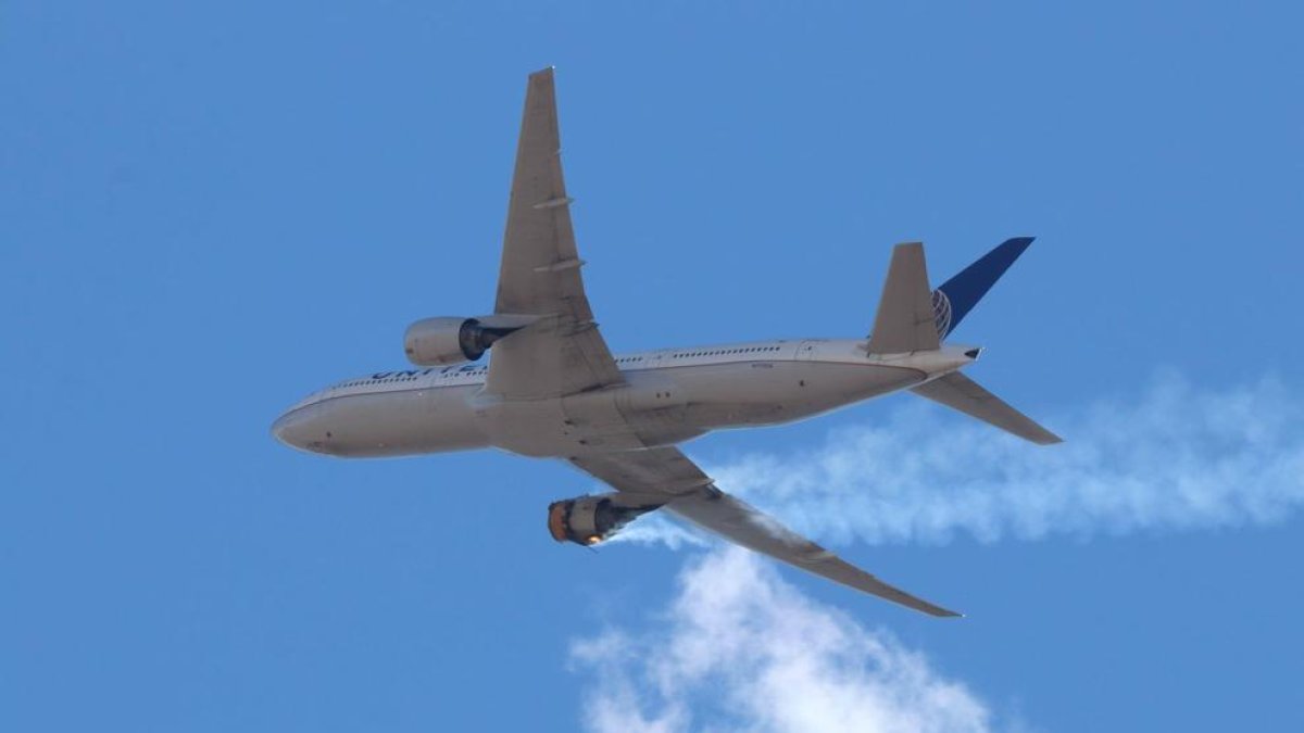 Una imagen del fallo del Boeing 777-200 que despegó del aeropuerto internacional de Denver, este sábado.HAYDEN SMITH / EFE