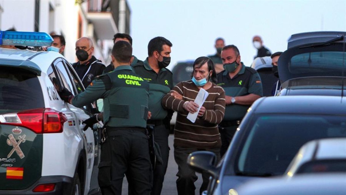 Moment d ela detenció de l'home sospitós de matar els seus germans.