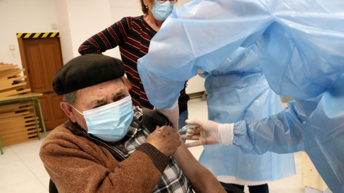 Un hombre recibiendo la vacuna contra la covid-19.
