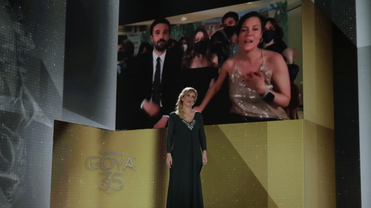 La enfermera Ana María Ruiz anunciando el Premio Goya a la mejor película, que ha recibido 'Las niñas'.