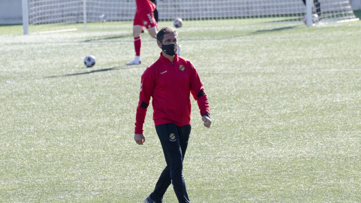 Toni Seligrat passeja per l'Estadi Municipal de Badalona.