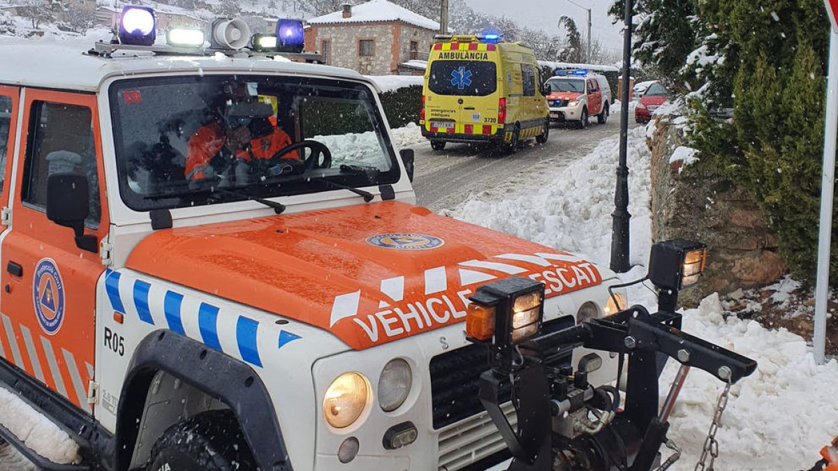 Protecció Civil a Montblanc obrint pas a una ambuància del SEM.