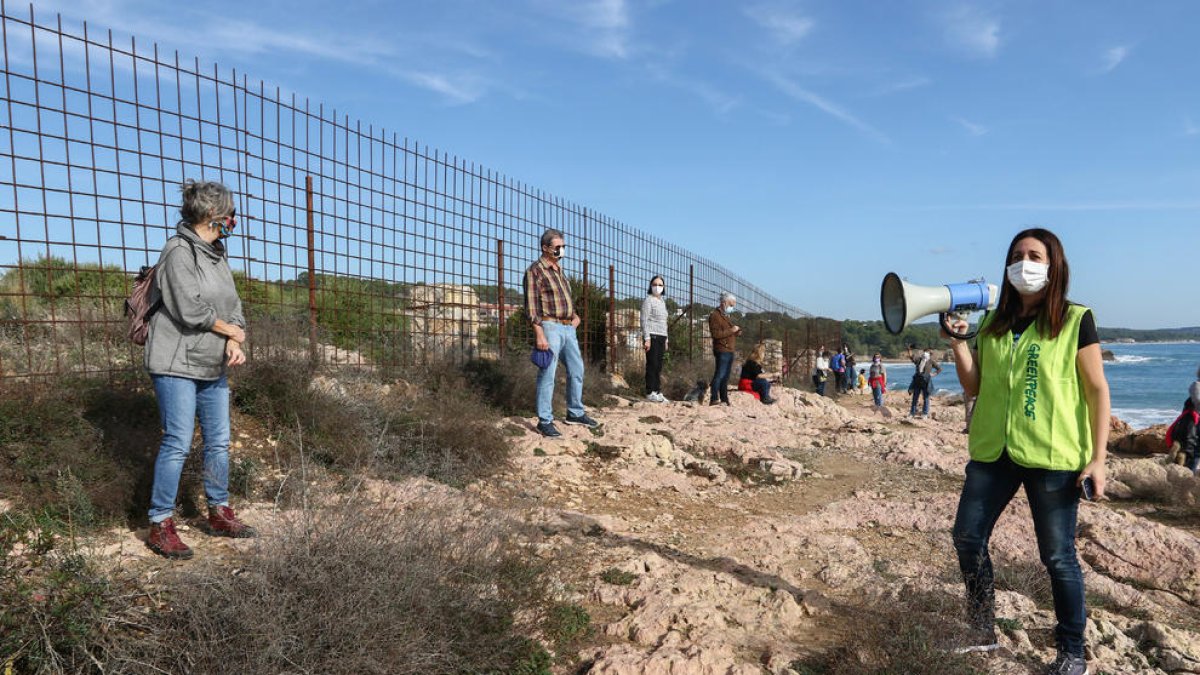 Els participants en la cadena humana van enllaçar les platges de l'Arrabassada i de la Savinosa.