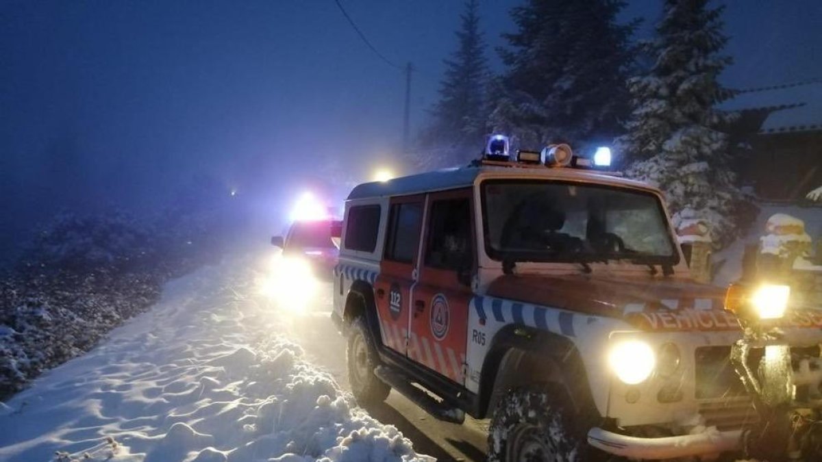 Vehicles de Protecció Civil de Montblanc actuant en un camí nevat.