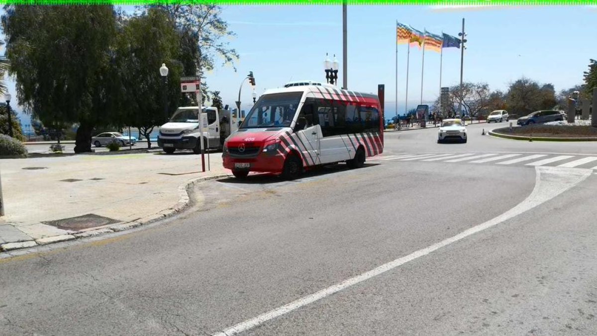 La línea 13 que hace el recorrido Entrepins – Passeig de les Palmeres.