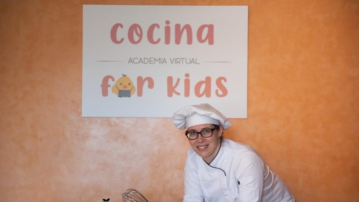 Alba Molas, directora de la academia Cocina for Kids, con el polluelo Peter.