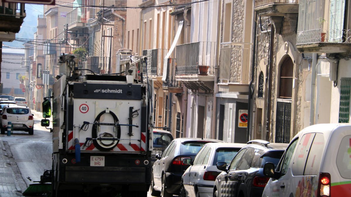 Camió de la brigada netejant els carrers de Sant Vicenç de Castellet.