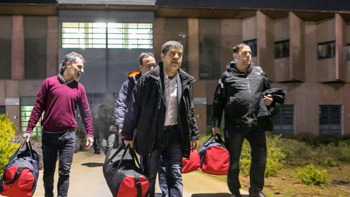 Jordi Cuixart, Josep Rull, Jordi Sànchez y Oriol Junqueras saliente de la prisión de Lledoners.
