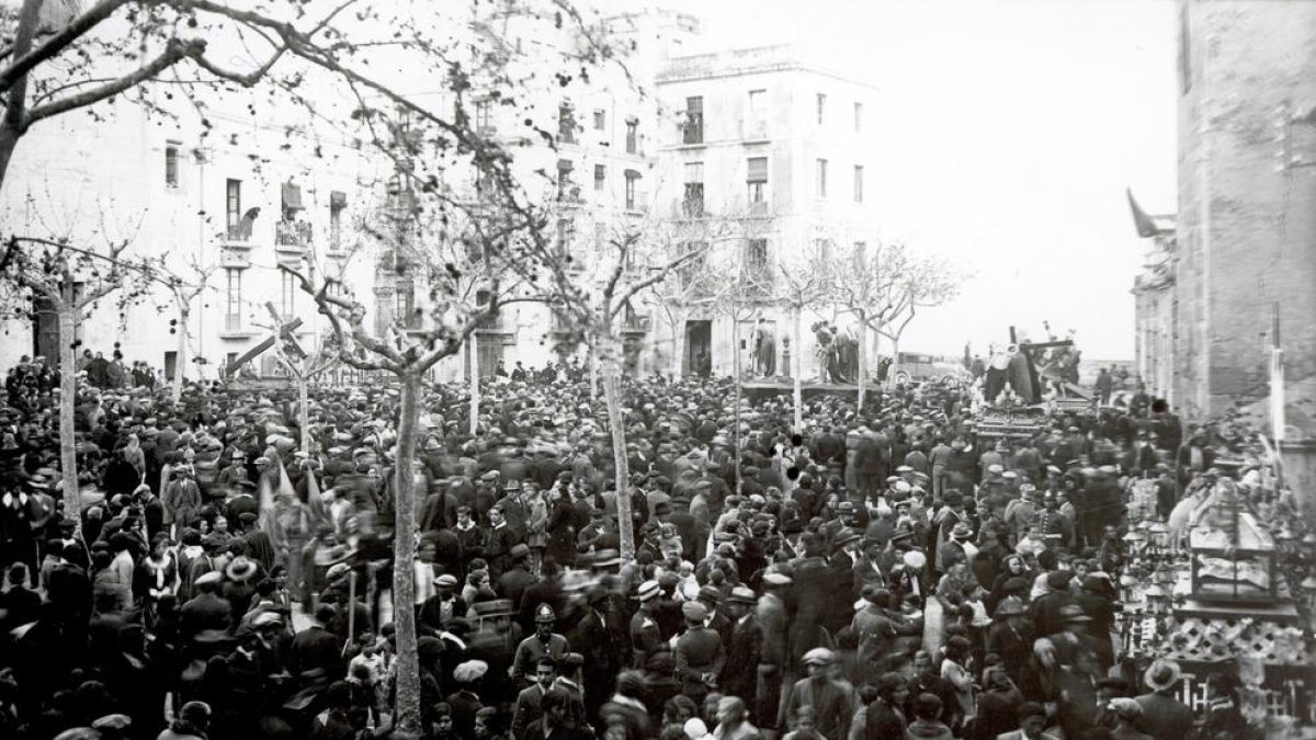 Fotografia d'Hermenegild Vallvé on es veu la plaça del Rei el Divendres Sant del 1931.