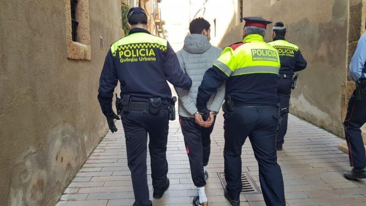 Imatge d'arxiu d'una detenció de la Guàrdia Urbana i els Mossos d'Esquadra a Tarragona.