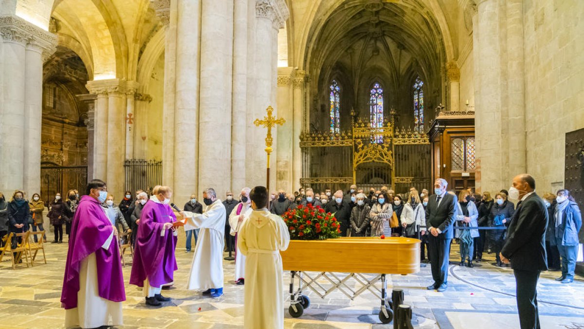 La Catedral de Tarragona, seguint els protocols per combatre la covid, ha acollit el funeral.