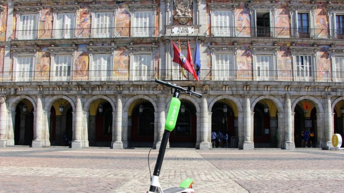 Imagen de uno de los VMP de Lime en la plaza Mayor de Madrid.