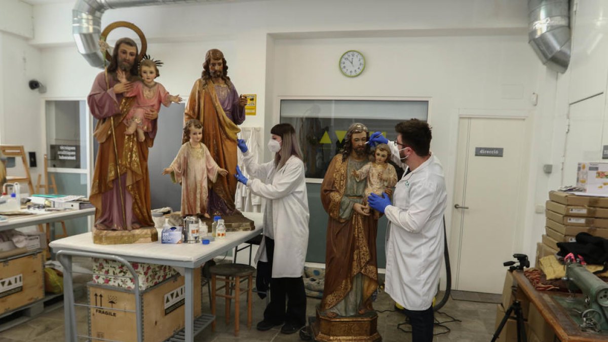 Els Sant Josep de la Parròquia de la Immaculada, la de Sant Francesc i la de Santa Maria, al taller.