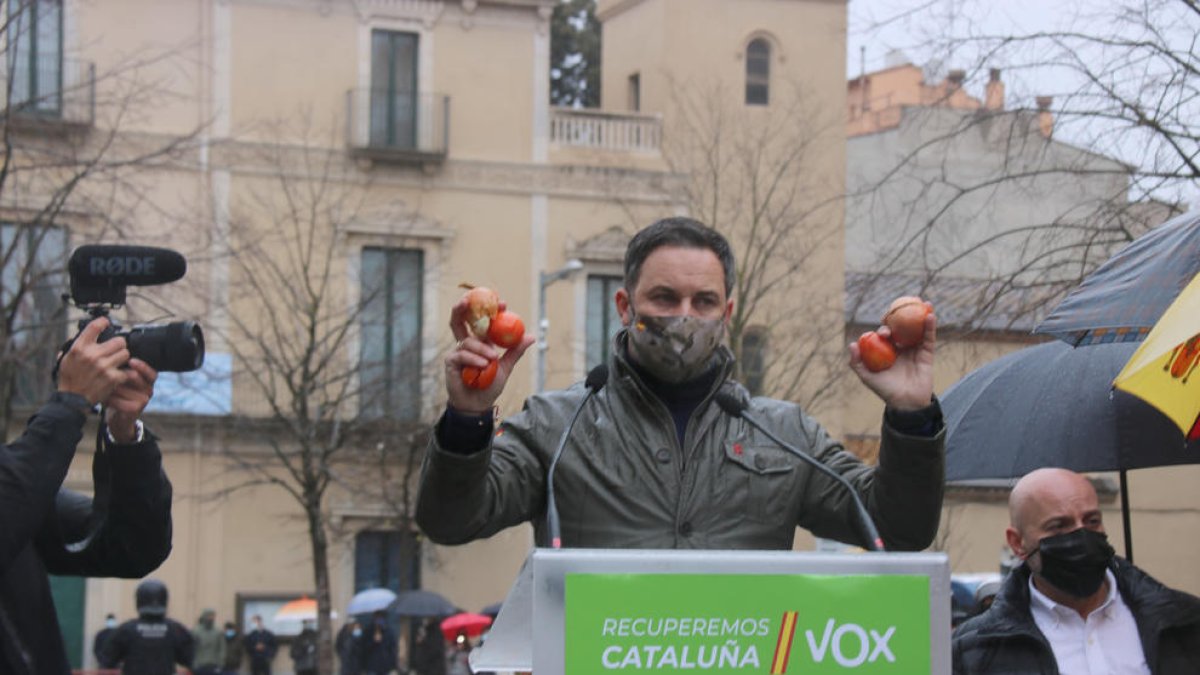 Santiago Abascal mostrant alguns dels objectes que li han llançat a Salt.