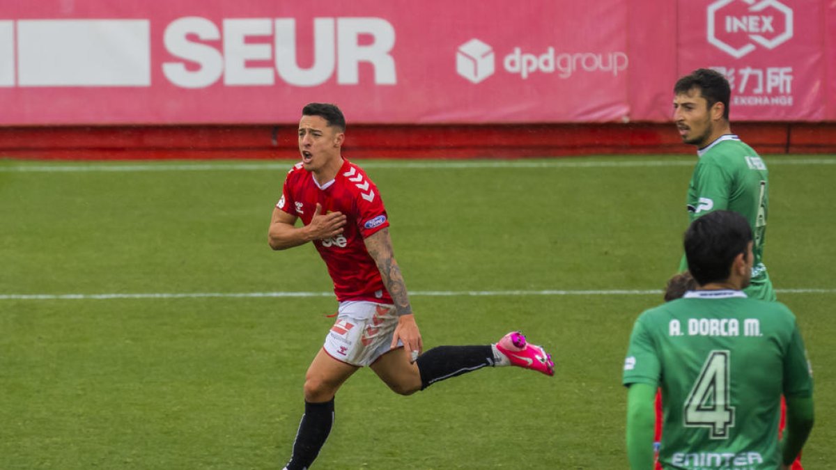 Pol Ballesteros celebra el gol de l'empat.