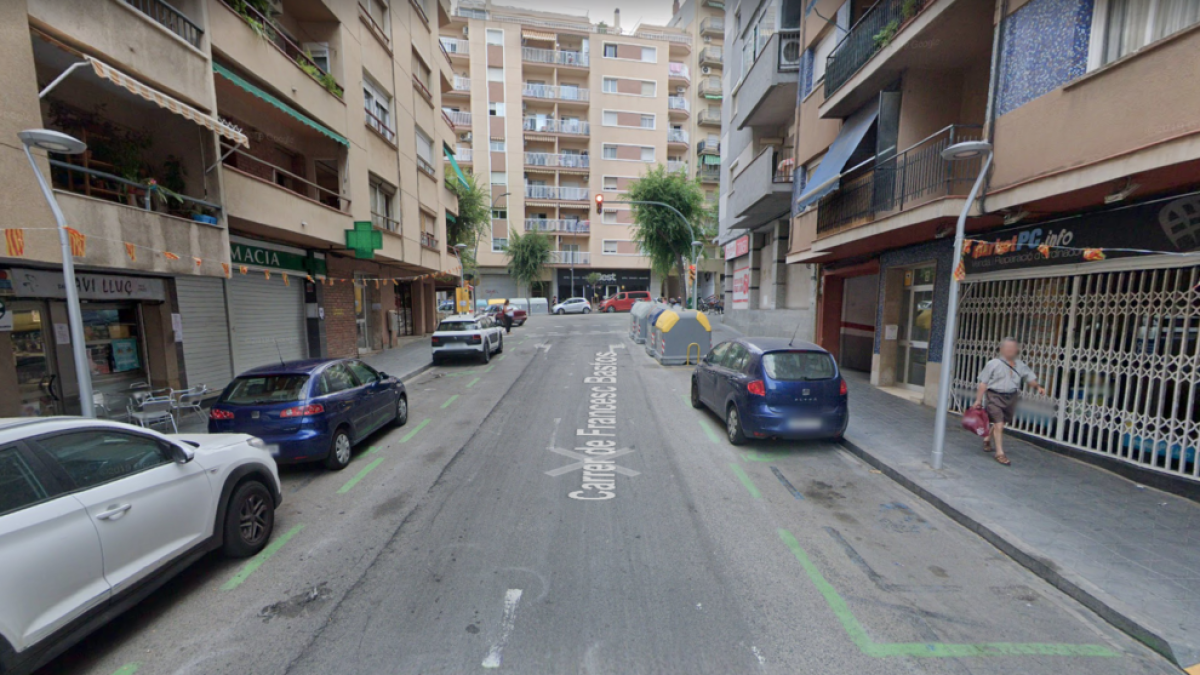 La calle Francesc Bastos tiene dos carriles de circulación y aparcamientos a ambos lados.